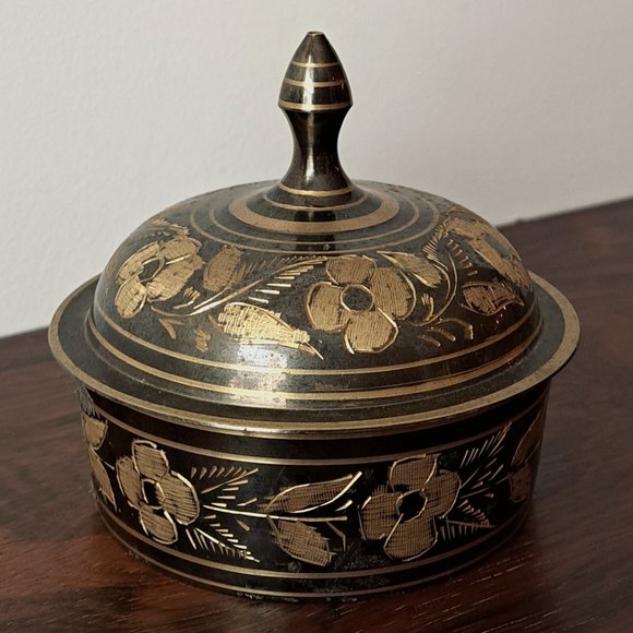 Indian brass hand-etched bowl and lid - Picture 1 of 6